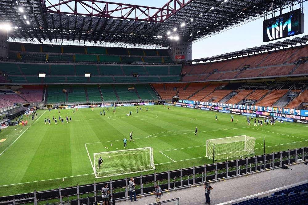 Striscione di protesta del tifo nerazzurro fuori dal Meazza