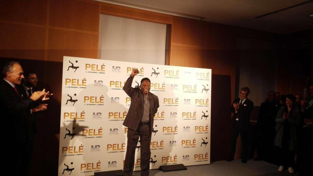 Peggiorano le condizioni di Pelè, passerà il Natale in ospedale