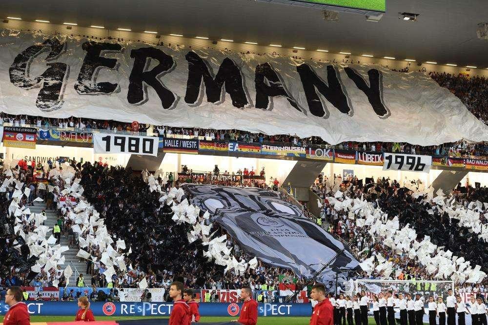 Un virologo tedesco ammonisce: "Il calcio potrebbe ricominciare solo nel 2021"