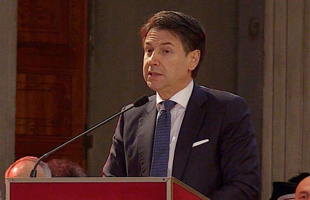 Premier Conte: "Dobbiamo restare vigili, ma presto allenteremo le misure e impareremo a convivere con il virus"