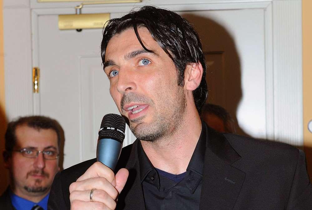 Influenza A: Buffon "Io farei il vaccino"