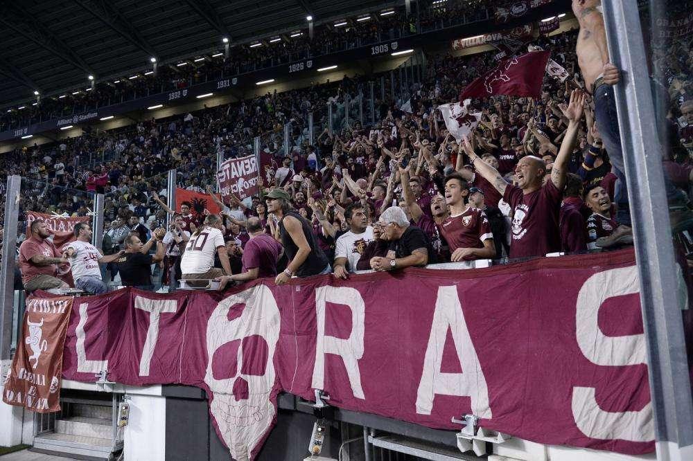 Duro messaggio in uno striscione fuori dal Fila: anche la Maratona dice basta