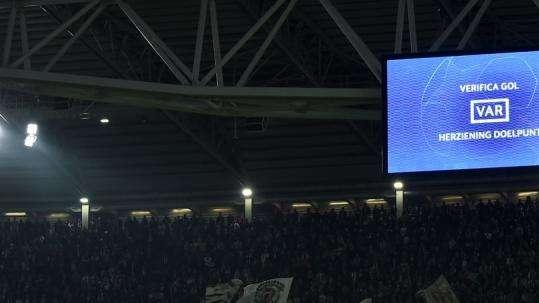 Brasile, esposto striscione contro il Var e l’arbitro ha sospeso la partita