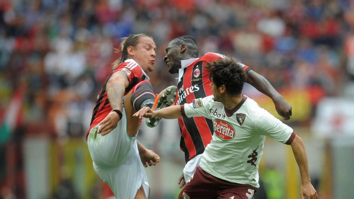Milan-Torino, Muntari mostra il giallo a Balotelli 