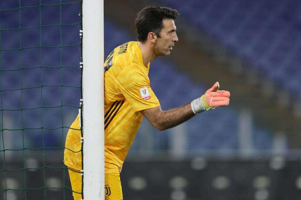 La Stampa: "Buffon da record: 20 anni di derby e non finisce qui"