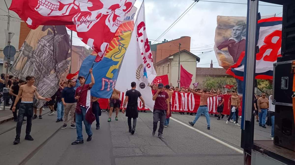 Marcia Granata, il corteo dei tifosi è arrivato in Piazzale Sassi