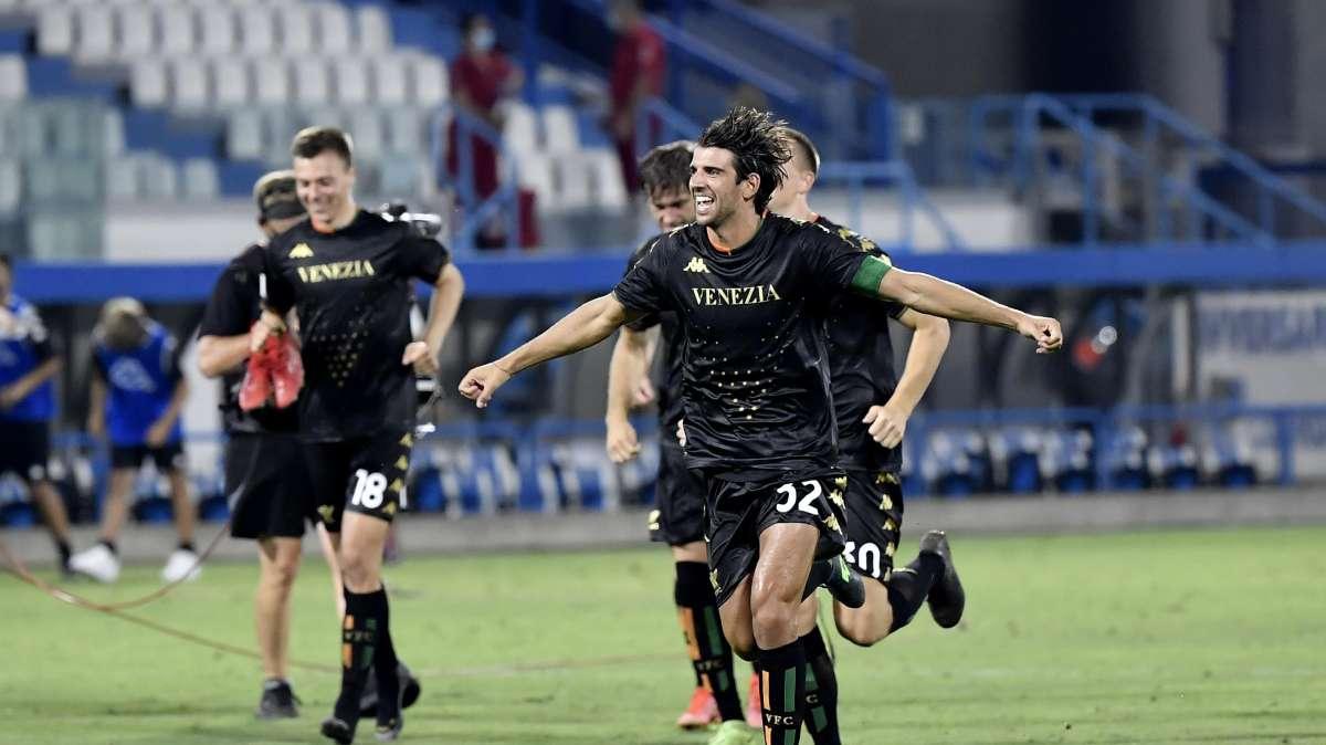 La maglia del Venezia cambia ancora per venire incontro alle regole della Serie A: il comunicato