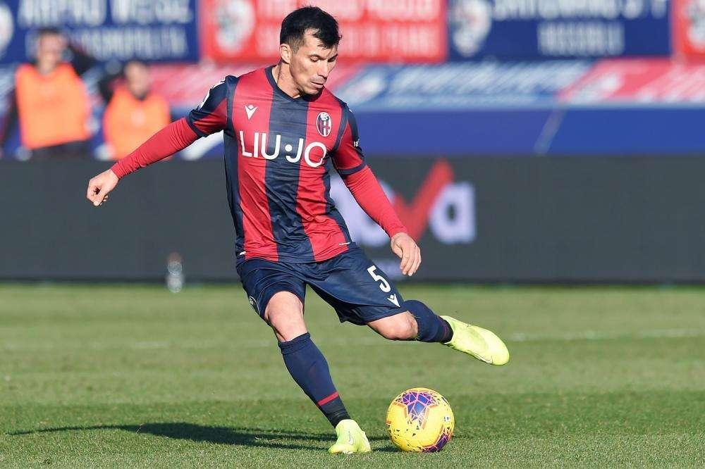 Bologna, lesione muscolare per Medel: out 3 settimane