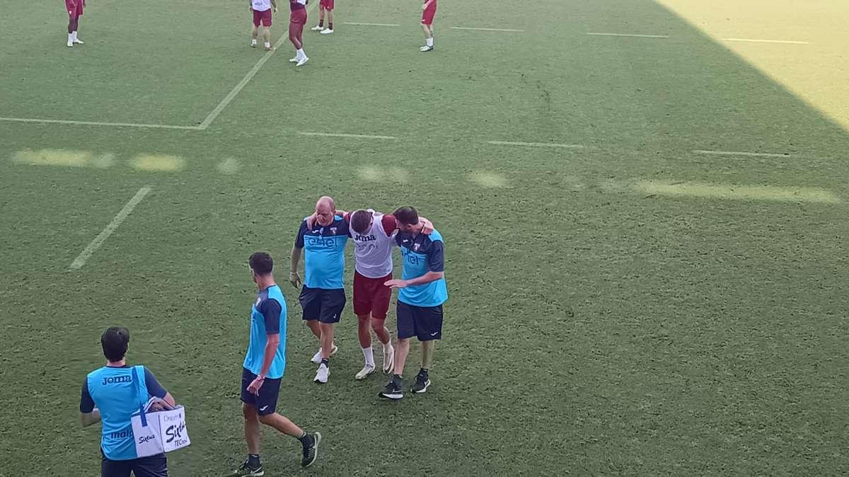 Subito un infortunio, Gineitis esce accompagnato dal campo
