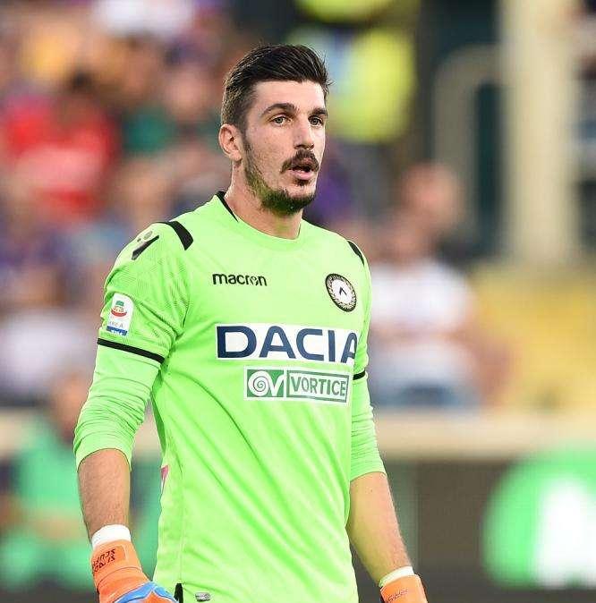 Simone Scuffet idea in porta alle spalle di Salvatore Sirigu