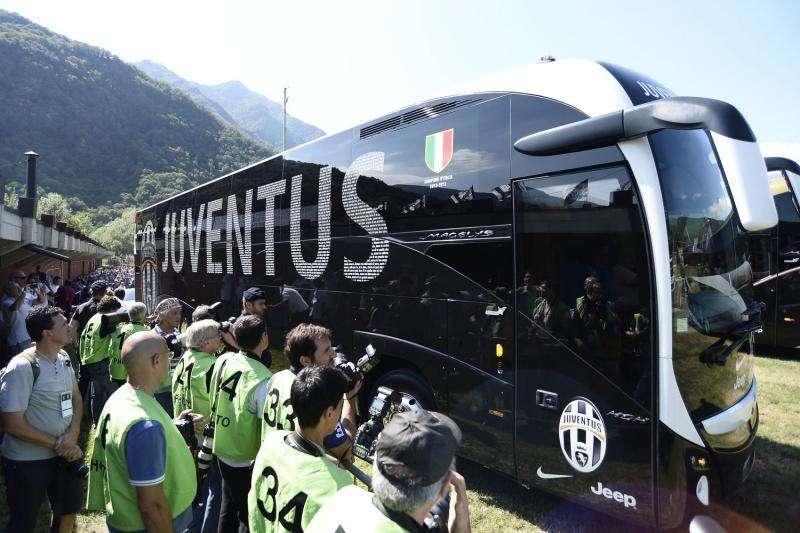 Assalto al pullman della Juventus: rotto un vetro! (FOTO)