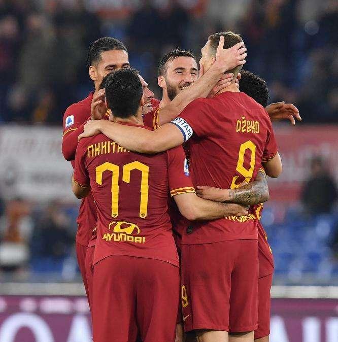 Roma avanti meritatamente all'intervallo a Cagliari