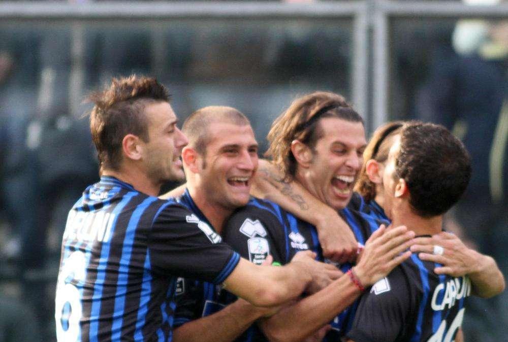 L'Atalanta vince il posticipo ed è in testa al pari del Siena
