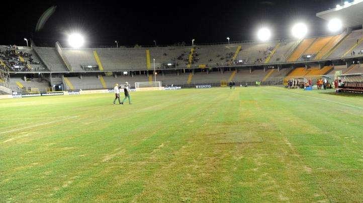 Lecce-Cagliari, dopo il diluvio e il blackout si gioca. Le formazioni 