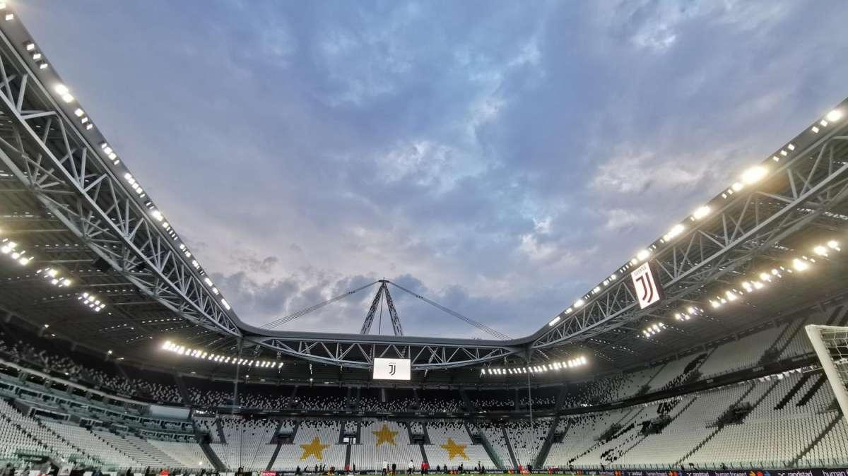 Riaprono gli stadi: non più di mille tifosi sugli spalti