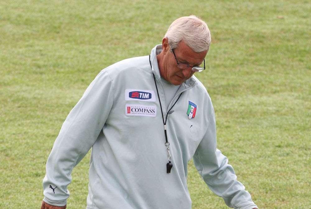 Azzurri, Lippi, striscia? Mio figlio ha guancia gonfia....