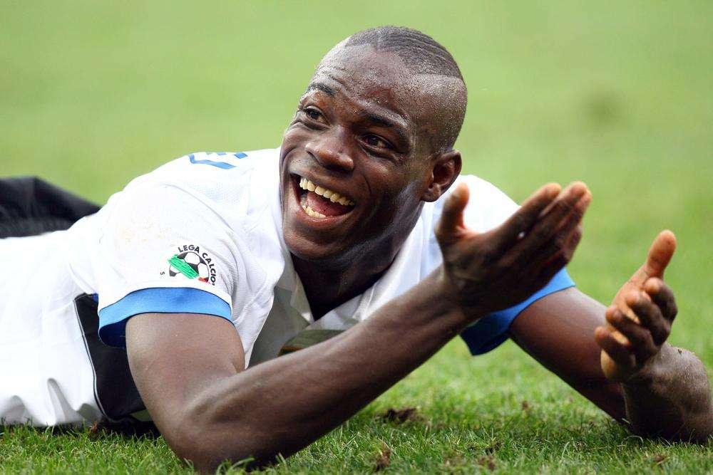 Balotelli e Santon ballano con le starlette