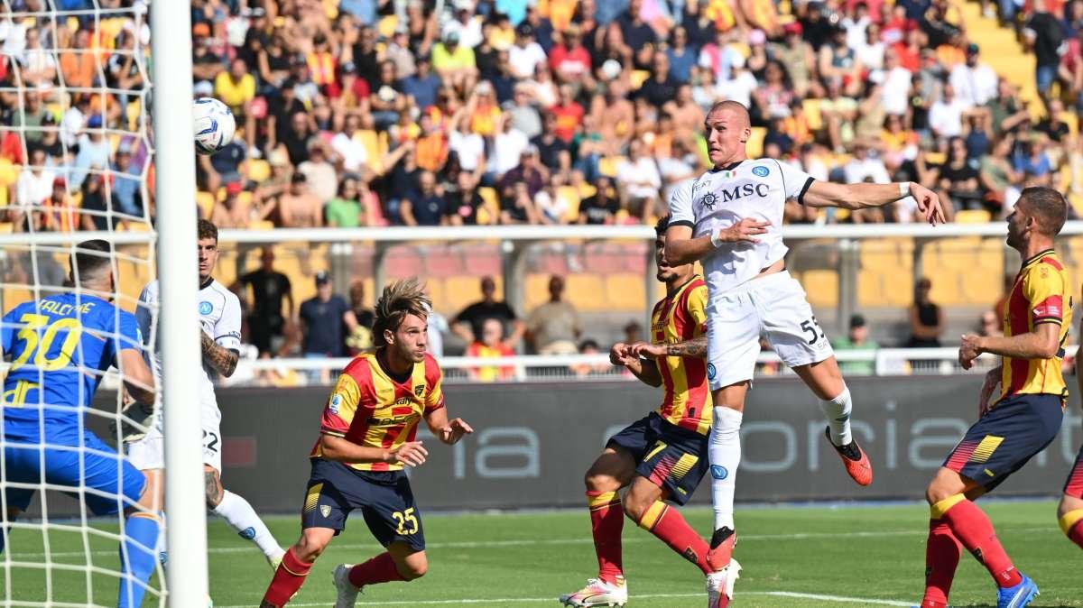 Napoli avanti a Lecce all'intervallo grazie a Ostigard