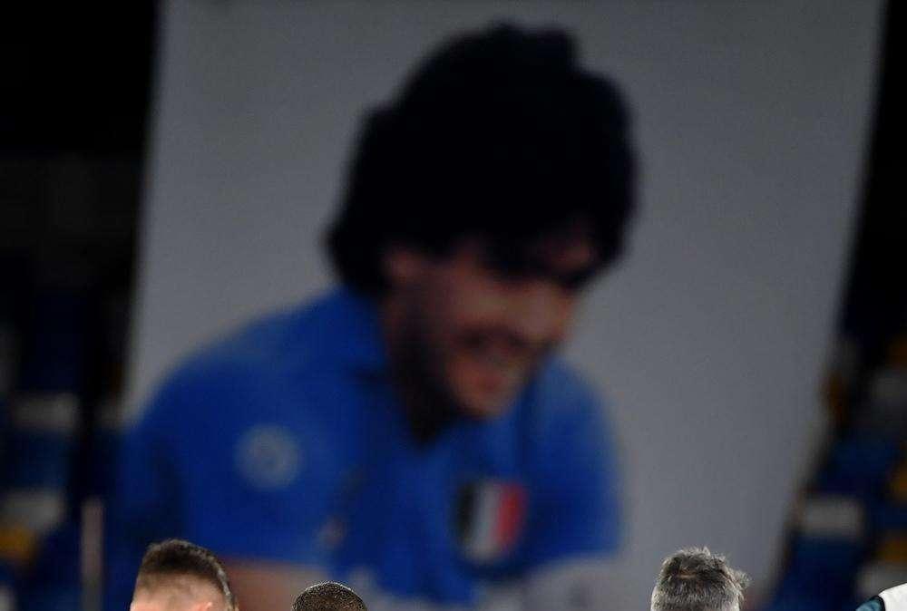 Il Mattino: "Maradona, che tristezza la tomba con i fiori secchi"