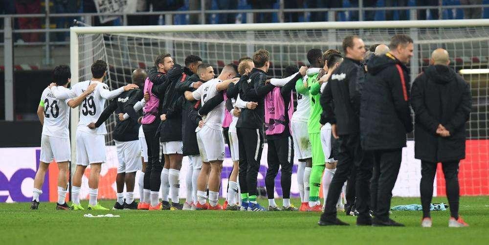 Friburgo-Eintracht è finita in rissa con Abraham che ha buttato a terra l'allenatore avversario 