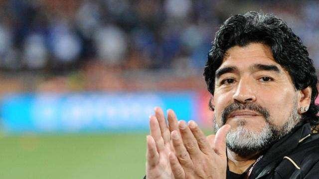 Gli auguri di pronta guarigione di Maradona al rivale Pelé