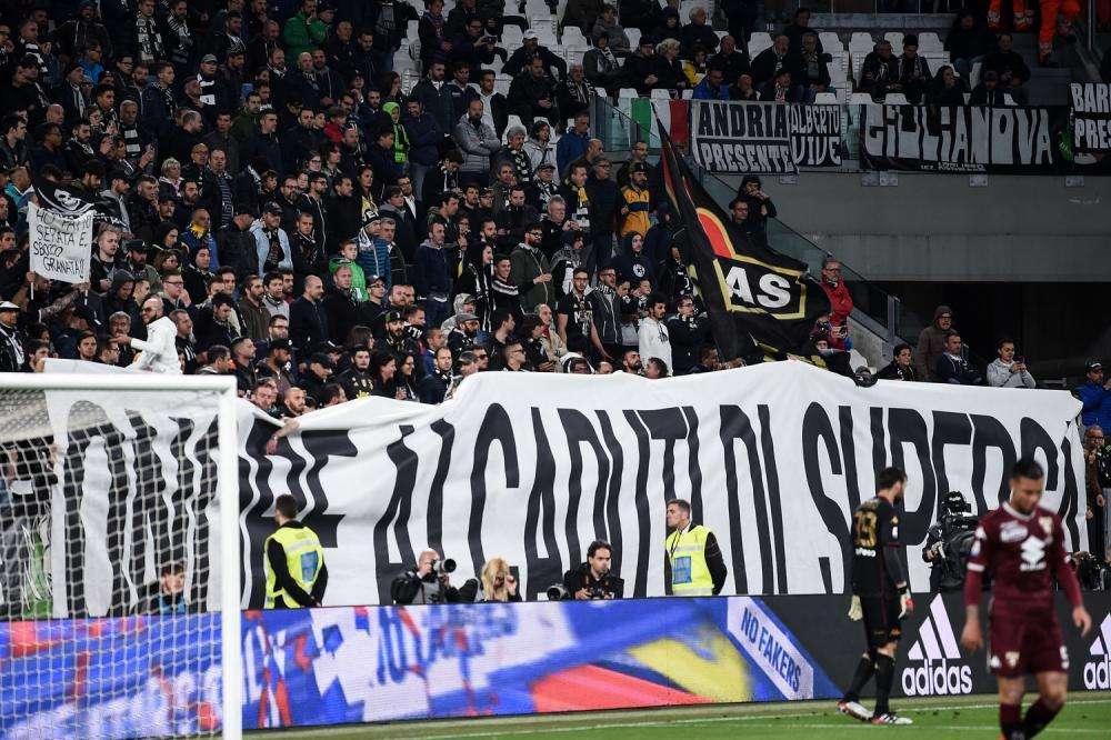 La Juventus ha identificato il tifoso che ha mimato l’aereo di Superga, sarà bandito dall’Allianz Stadium