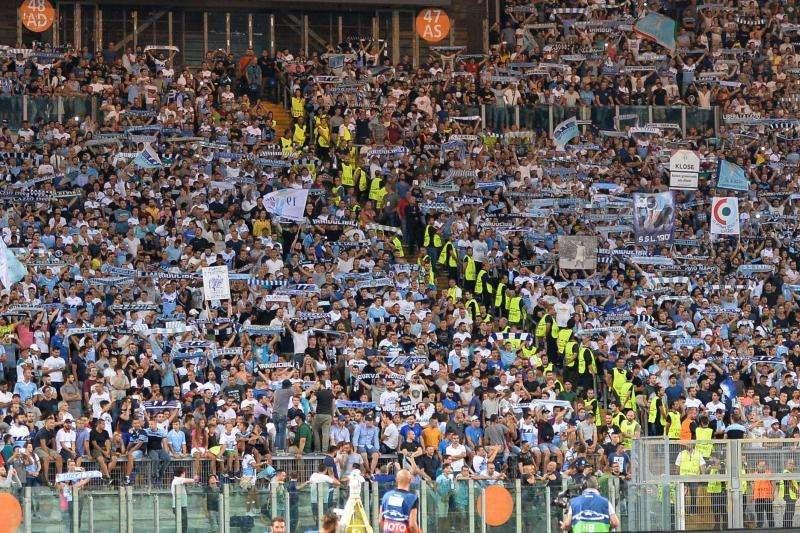 Lazio, i tifosi della Nord cominciano la protesta. Curva senza tifosi 