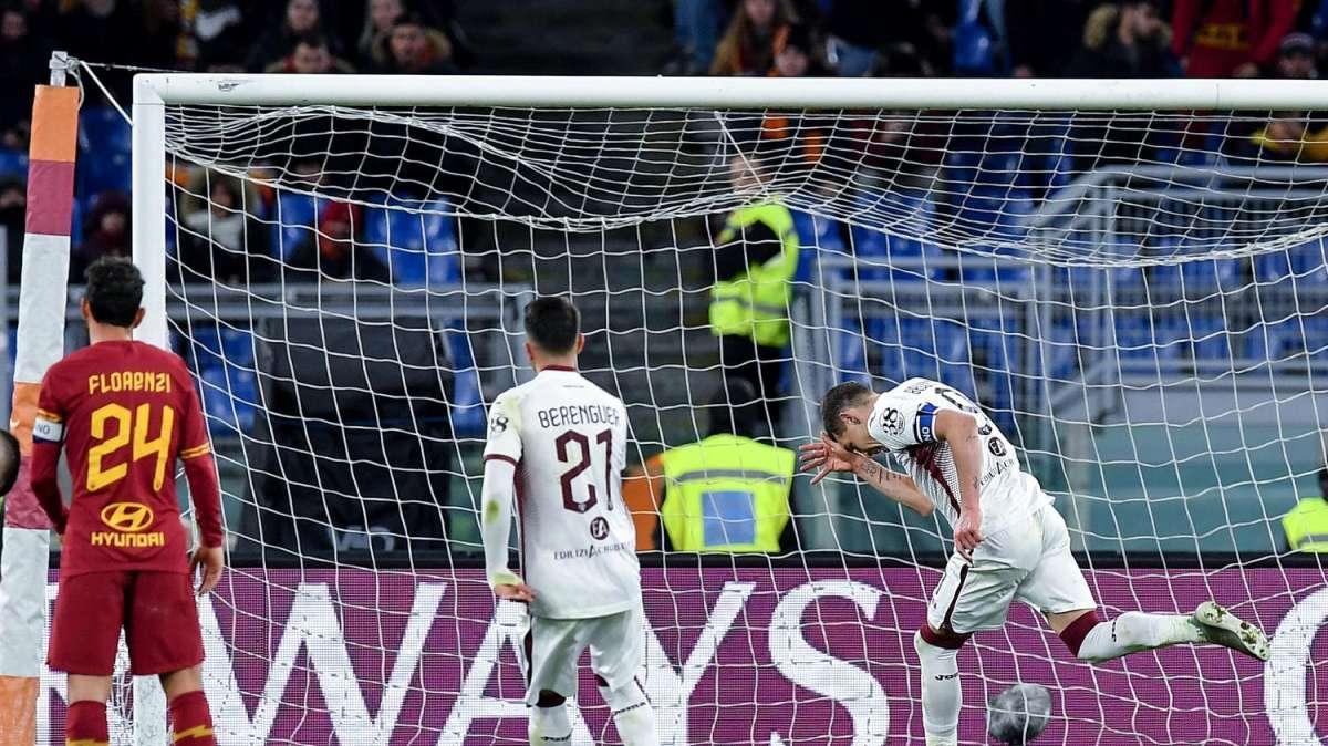 La Stampa: "Dalla Roma alla Roma, l'ultima impresa nell'anno da cancellare"