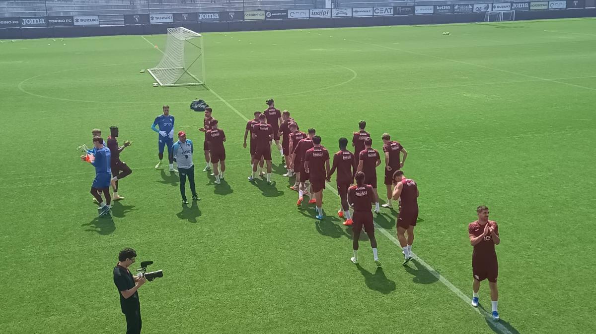 LIVE Allenamento a porte aperte al Filadelfia. I tifosi: "Chi non salta bianconero è" e "Forza Toro, alé". D'Aversa: "Uomo, uomo"