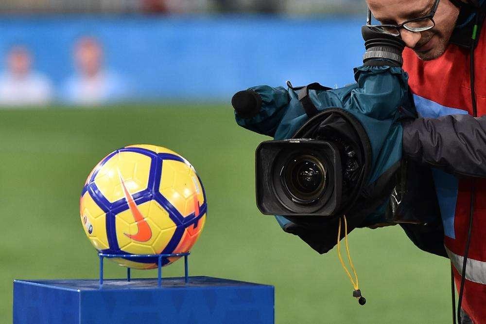 Serie A, oggi partono i decreti ingiuntivi alle tv. Diretta gol in chiaro? Se la veda il Governo