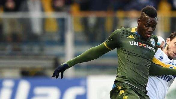 Balotelli, Capodanno con incidente d'auto. Illesa la punta del Brescia