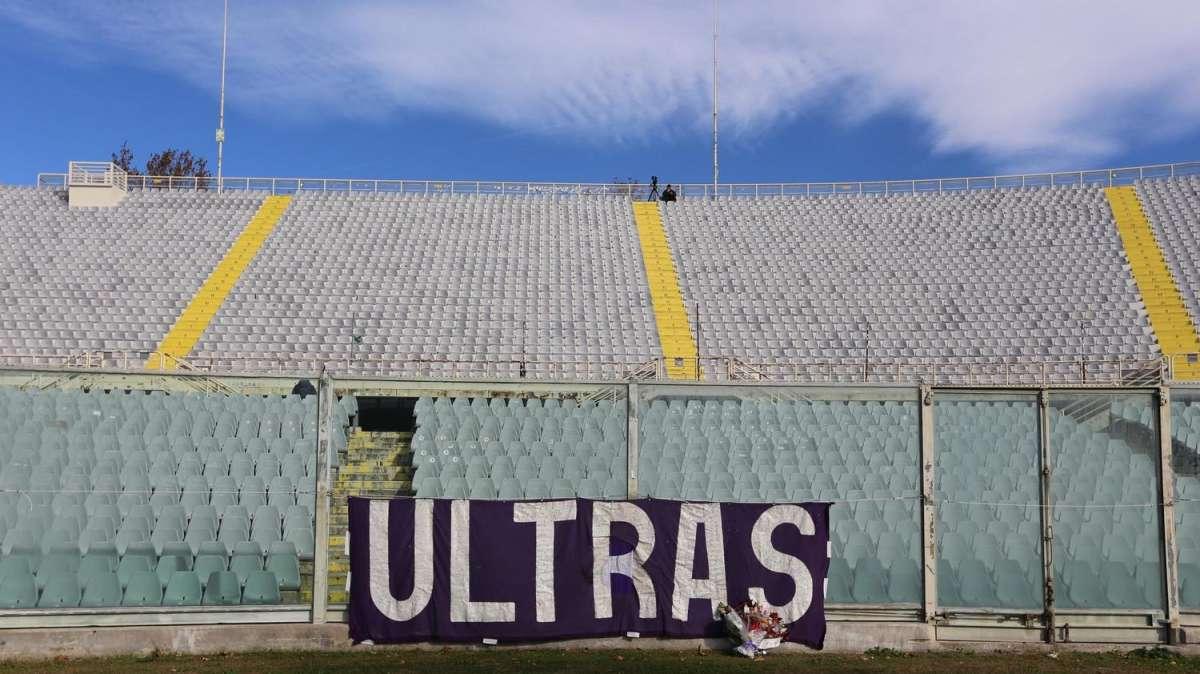 Fiorentina, striscioni contro tutti 