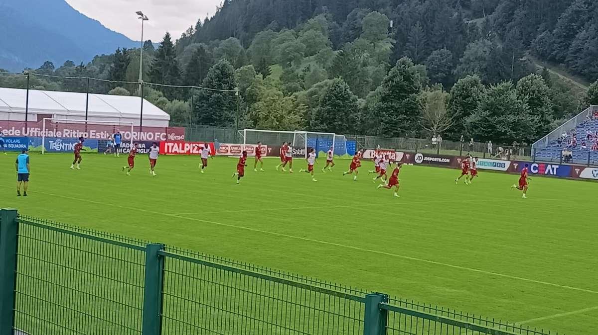 Il Torino a Pinzolo – Prove di calci piazzati. Vanoli: “In anticipo …. tienila … staccati …. chi lo aiuta?”. In serata è atteso Adams