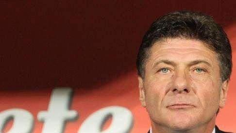 Mazzarri sta firmando e nel pomeriggio dirigerà il primo allenamento