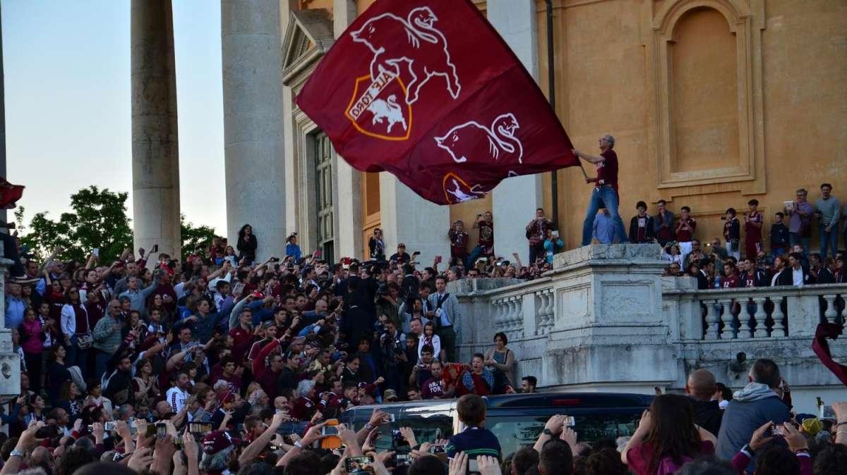 Nuova gigantografia del grande Torino a Superga. Presente anche il dg Comi
