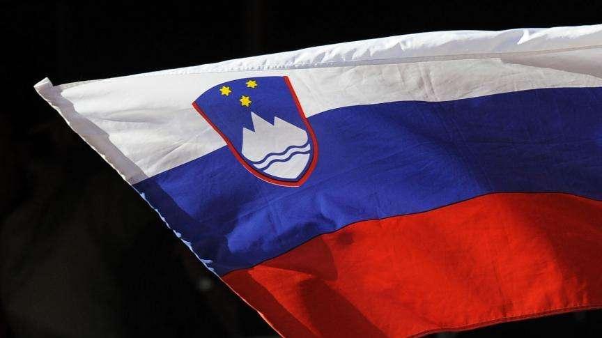 Fatta la legge, trovato l'inganno: in Slovenia portiere sostituito dopo un minuto. Ecco perché
