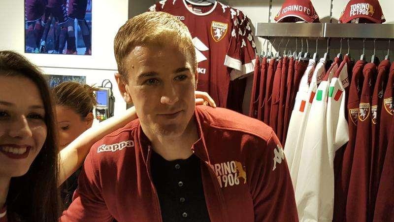 L'entusiamo di 500 tifosi per Hart, al Kappa Store. Joe: "Ne terrò conto"