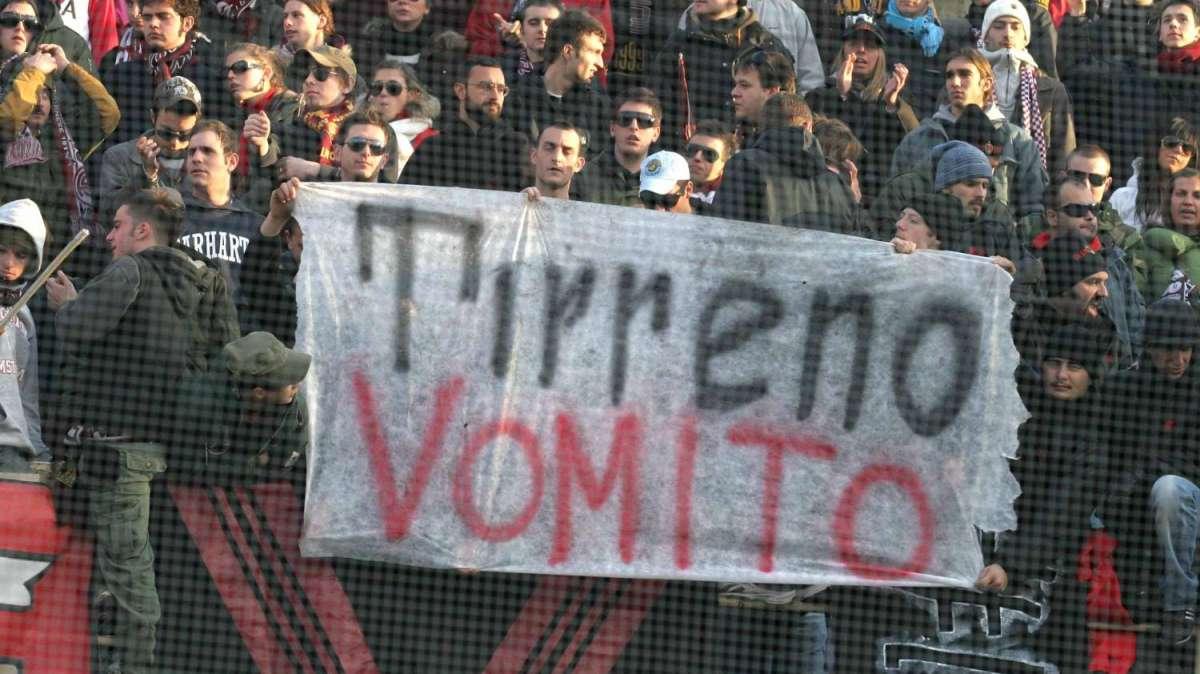Grosseto: sassi contro il pullman del Livorno