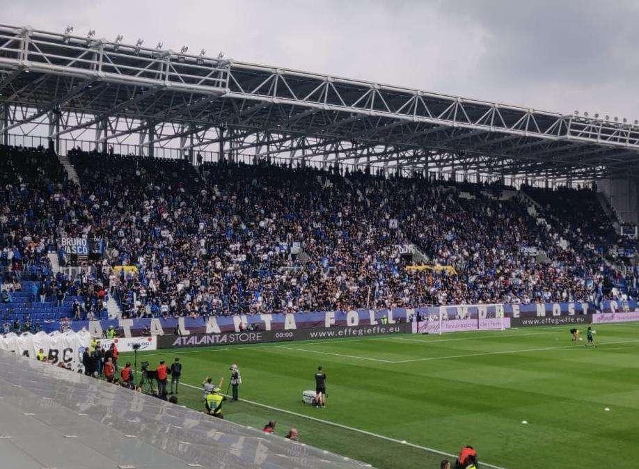 Striscione dei tifosi dell'Atalanta allo stadio: "Non ha senso giocare"