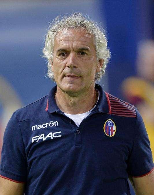 Bologna, il Donadoni furioso si rompe una mano 