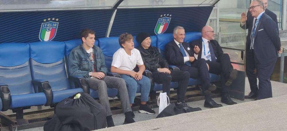Mihajlovic in panchina a seguire l'allenamento degli Azzurri. Per lui una maglia speciale 
