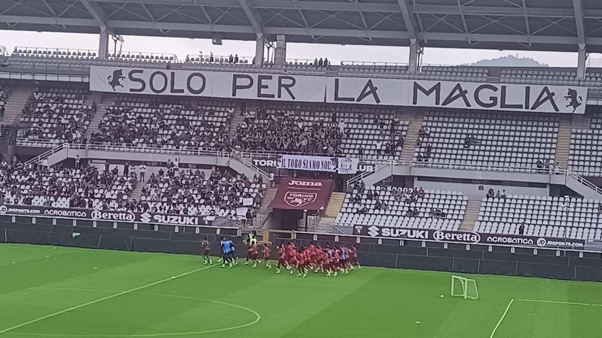 LIVE l’allenamento del Torino con la Primavera al Grande Torino Olimpico: assenti Adams e Linetty che sono al Filadelfia. C’è Gineitis. Applausi e cori per la squadra e Vanoli, contestato Cairo