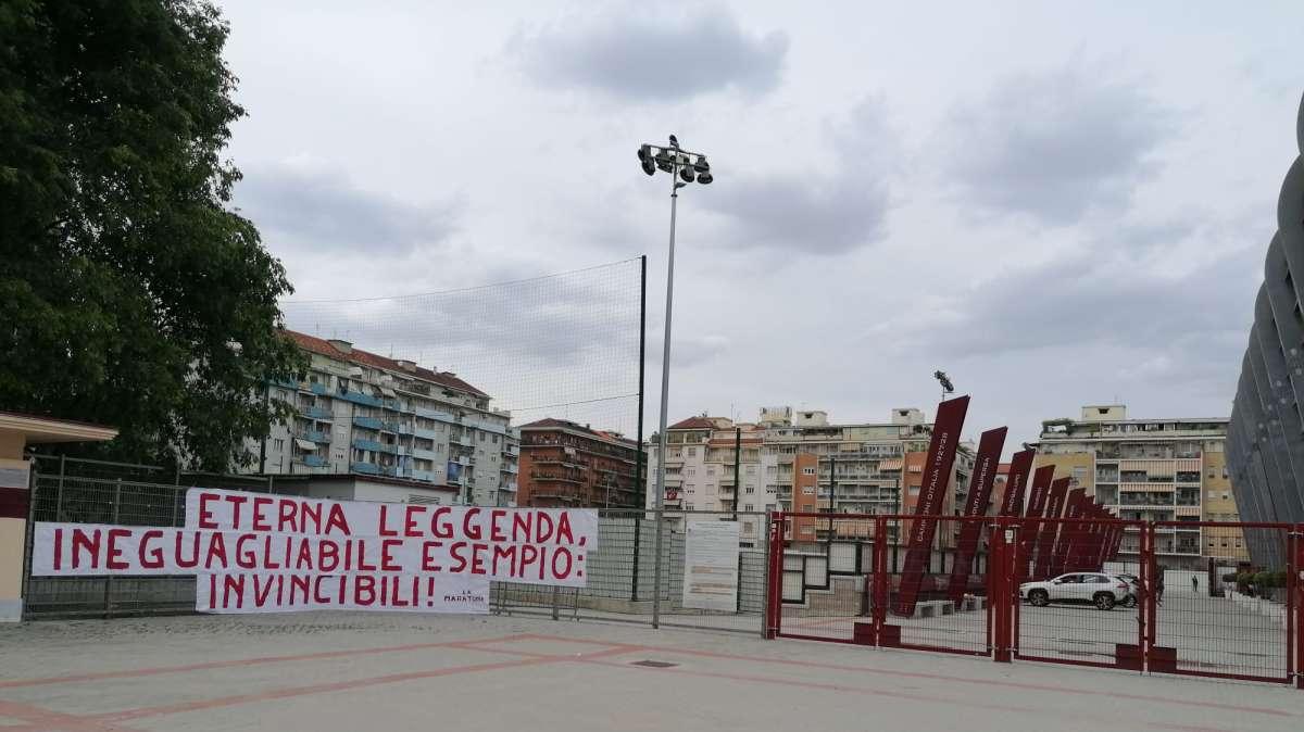 L'omaggio dei tifosi al Grande Torino all'esterno del Filadelfia