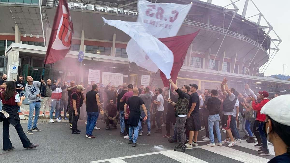 Toro, la carica dei tifosi fuori dall'Olimpico e la squadra gradisce