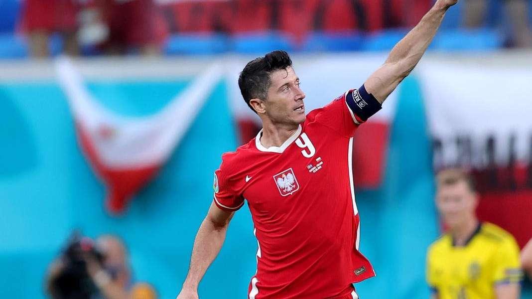 BUNDESLIGA - Bayern Munich CEO Kahn: "Lewa would have deserved the Ballon as much as Messi"