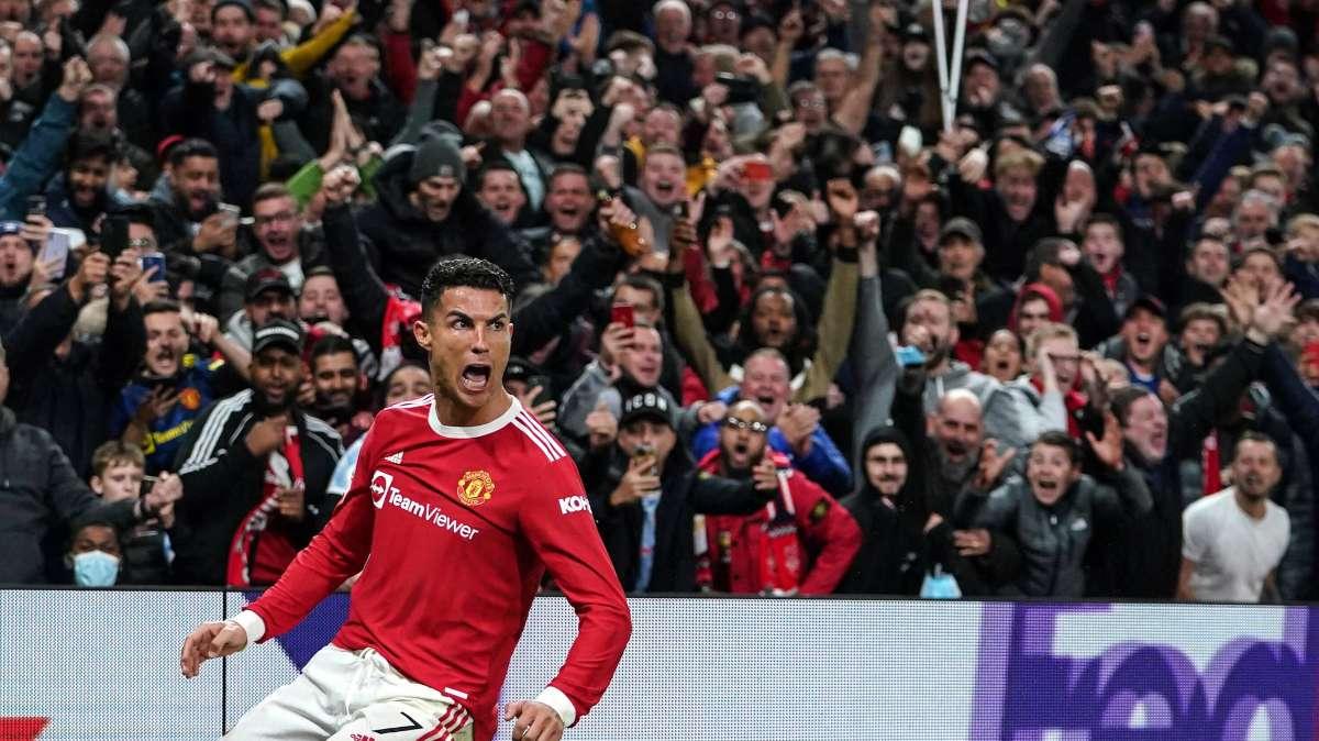 PREMIER - MU: Peter Crouch takes down Cristiano Ronaldo