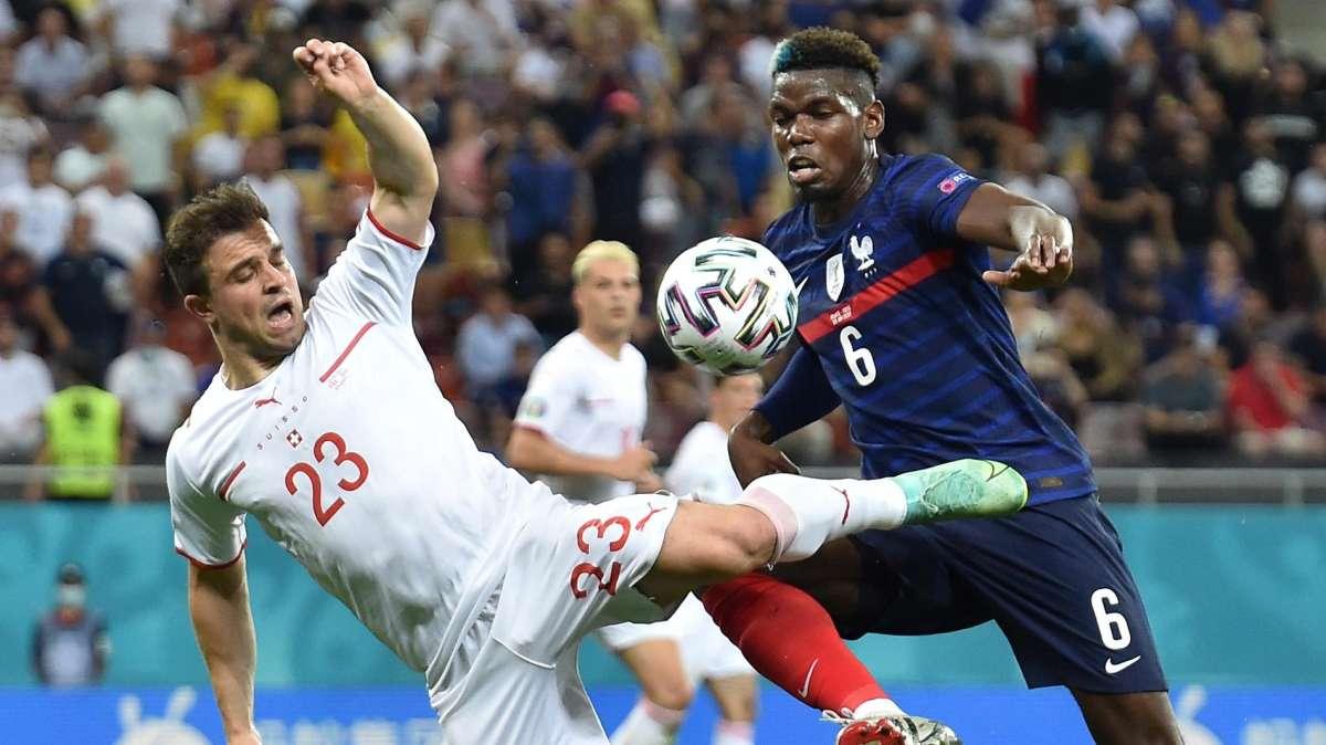 PREMIER - Pogba stuck with United, Juventus pull away from star