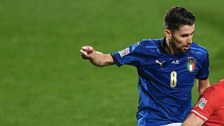 BARCELONA FC drawing out a plan on JORGINHO