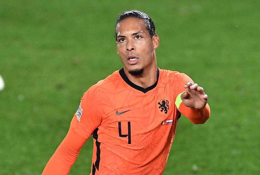 SOCIAL - Van Dijk pushes 'selfie maker' out of the picture during interview