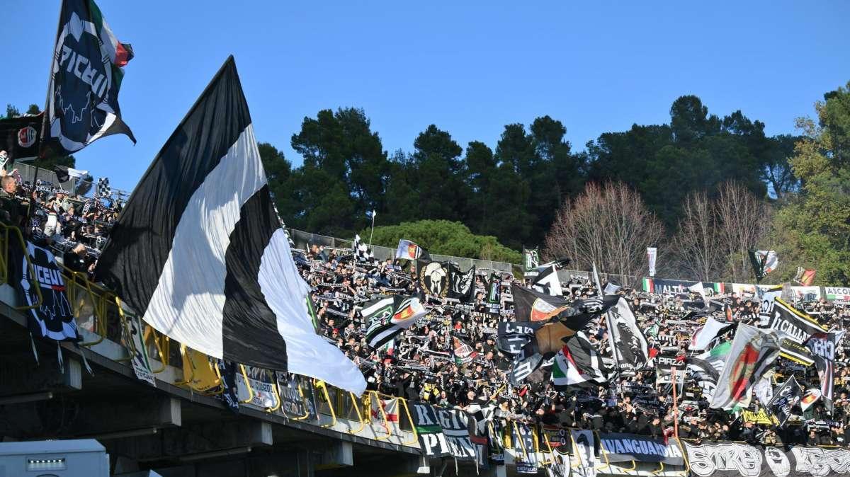 Ascoli, tifosi senza freni: settore ospiti polverizzato in pochi minuti. Guidonia si prepara all’invasione bianconera